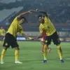 Pemain Tim Nasional Malaysia Bergson (kanan) berseleberasi usai mencetak gol ke gawang Tim Nasional Singapore