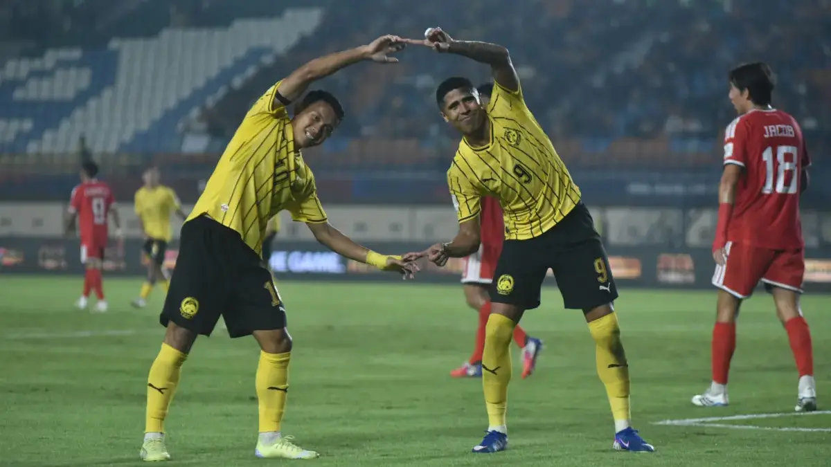 Singapura Kalah 0-6 dari Malaysia, Gavin Lee: Kami Tidak Berbuat Cukup untuk Lolos Pemain Tim Nasional Malaysia Bergson (kanan) berseleberasi usai mencetak gol ke gawang Tim Nasional Singapore