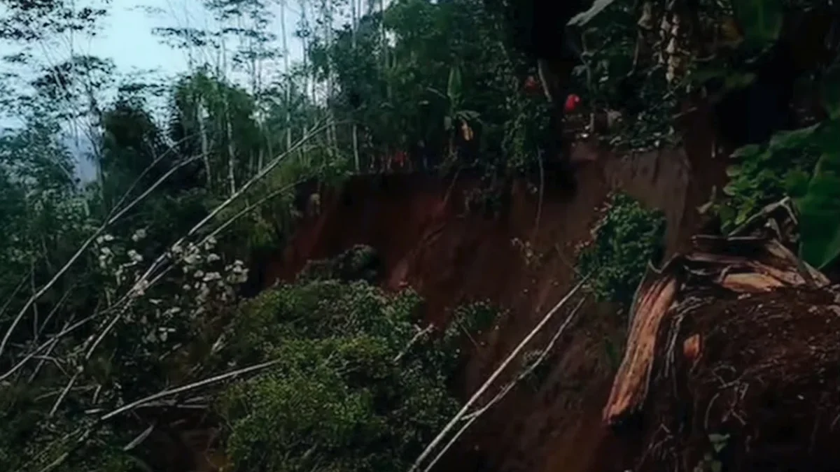 Longsor 30 Meter Ancam Permukiman Warga di Cisarua KBB