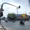 Kondisi lampu lalu lintas yang mati di persimpangan Jalan Sunda dan Jalan Veteran, Kota Bandung, Jumat (2/10/2
