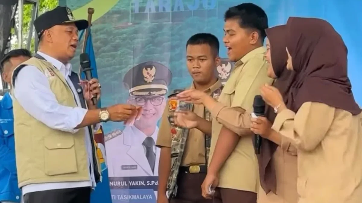 Wabup Asep bencengkrama dengan para pelajar pada acara Youth Fest 2026 yang digelar KNPI Kabupaten Tasikmalaya
