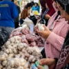 Warga berbelanja kebutuhan pokok dengan harga terjangkau dalam program Gerakan Pangan Murah (GAPURA) AMANAH di