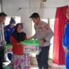 Kapolres layat keluarga korban perahu terbalik.