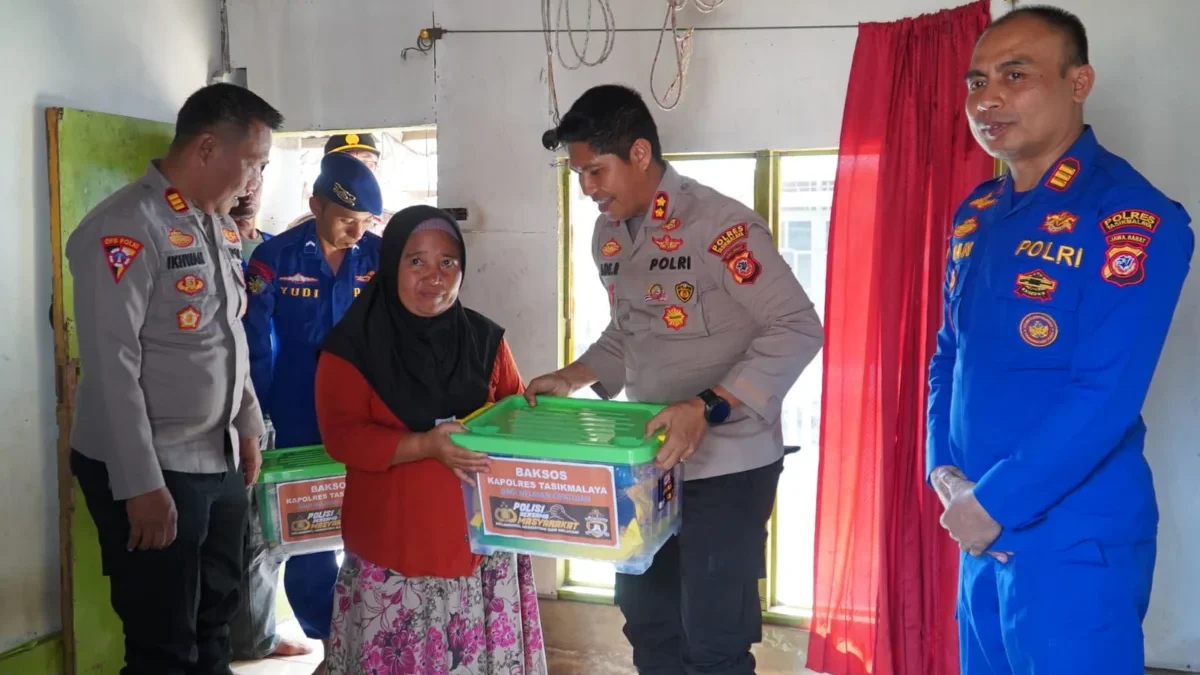 Kapolres layat keluarga korban perahu terbalik.