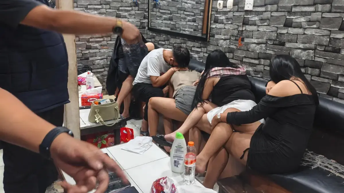 Ketua RW Sebut Aktivitas Lokalisasi Saritem Bandung Masih Semiaktif Ist. Polrestabes Bandung saat gelar razia narkoba di kawasan Saritem, Kota Bandung. Foto. Sandi Nugraha.