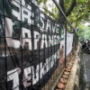 Spanduk bertuliskan \"Save Lapangan Teuku Umar\" terpasang di Lapangan Fitnes, Jalan Teuku Umar, Kota Bandung, S