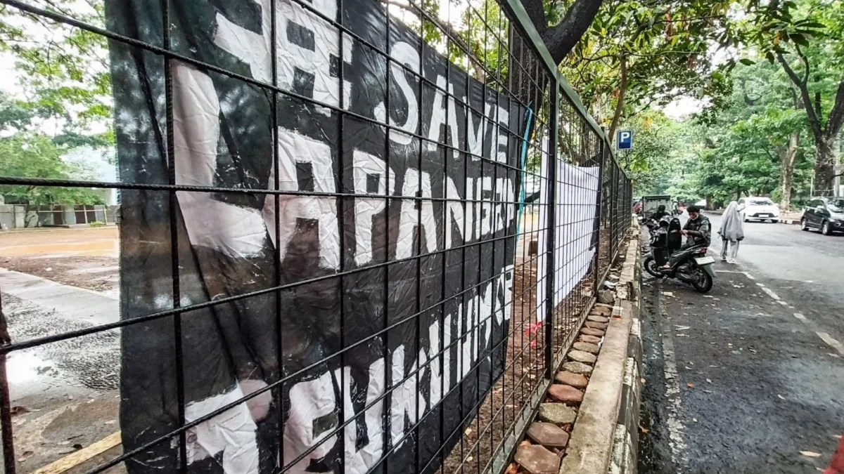 Lapangan Sepak Bola Taman Fitnes Terancam Beralih Fungsi, Warga Khawatir Ruang Sepak Bola Hilang Spanduk bertuliskan \"Save Lapangan Teuku Umar\" terpasang di Lapangan Fitnes, Jalan Teuku Umar, Kota Bandung, S