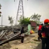 Material atap masjid PPI Padalarang, Bandung Barat dari baja ringan terbawa angin kencang. Dok Jabar Ekspres/S
