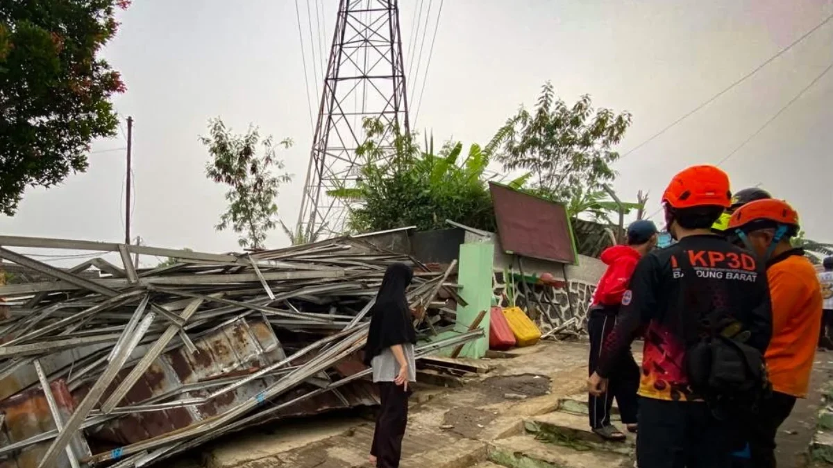 Material atap masjid PPI Padalarang, Bandung Barat dari baja ringan terbawa angin kencang. Dok Jabar Ekspres/S