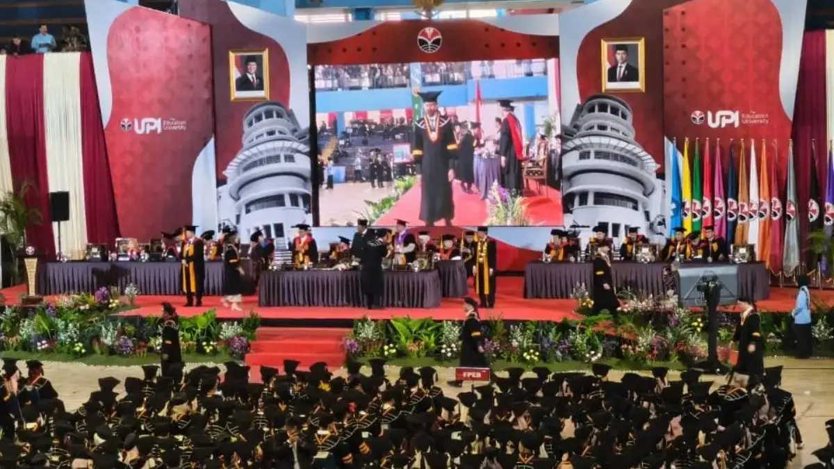 Wisuda 7.218 Lulusan, Rektor UPI Tekankan Pentingnya Soft Skill dan Kemandirian Hadapi Dunia Kerja