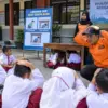 Ilustrasi: Siswa SD mengikuti edukasi dan simulasi mitigasi bencana gempa bumi yang diberikan petugas di lingk