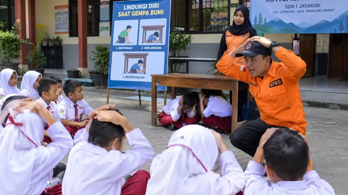 Ilustrasi: Siswa SD mengikuti edukasi dan simulasi mitigasi bencana gempa bumi yang diberikan petugas di lingk