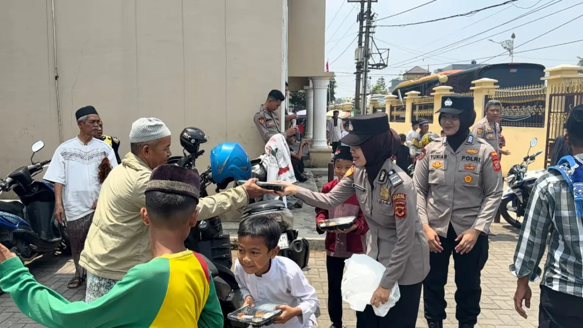 Polres Tasikmalaya berbagi usai shalat jumat