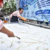 Pekerja menyelesaikan produksi batik ciprat di Gang Komud Supadio Cicukang 2 RW 07, Kelurahan Husein Sastraneg