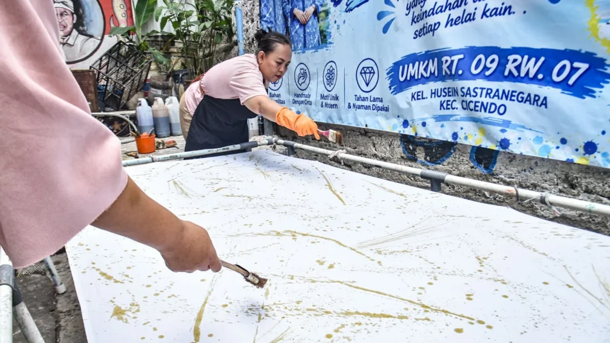 Dari Gang Sempit di Cicendo, Batik Ciprat Lembayung Tumbuh Jadi Harapan Ekonomi Warga Bandung Pekerja menyelesaikan produksi batik ciprat di Gang Komud Supadio Cicukang 2 RW 07, Kelurahan Husein Sastraneg