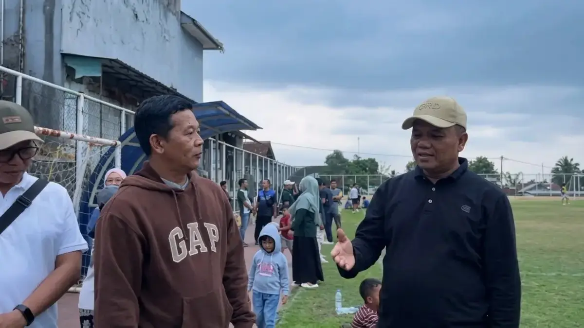 Wabup Dorong SOR Mangunreja Berstandar FIFA, Bidik Homebase Persitas Wakil Bupati saat menjajal lapangan Cisayong