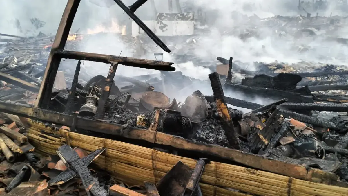 Puing-puing sisa kebakaran yang menghanguskan lima rumah panggung di Kecamatan Bojonggambir, Kabupaten Tasikma
