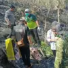 Proses evakuasi korban yang meninggal terbakar