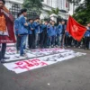 Massa aksi dari berbagai kampus di Bandung menggelar unjuk rasa di depan DPRD Jabar, Jalan Diponegoro, Kota Ba