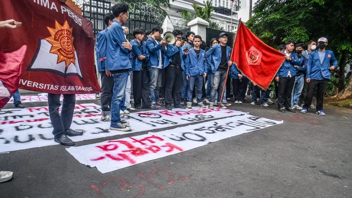 Sejumlah Elmen Mahasiswa di Bandung Kembali Turun ke Jalan, Begini kata Kapolrestabes Bandung Massa aksi dari berbagai kampus di Bandung menggelar unjuk rasa di depan DPRD Jabar, Jalan Diponegoro, Kota Ba