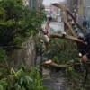 Sejumlah rumah di PPI Padalarang Bandung Barat rusak seusai diterjang hujan disertai angin kencang. Senin (26/