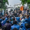 Massa aksi dari berbagai kampus di Bandung menggelar unjuk rasa di depan DPRD Jabar, Jalan Diponegoro, Kota Ba