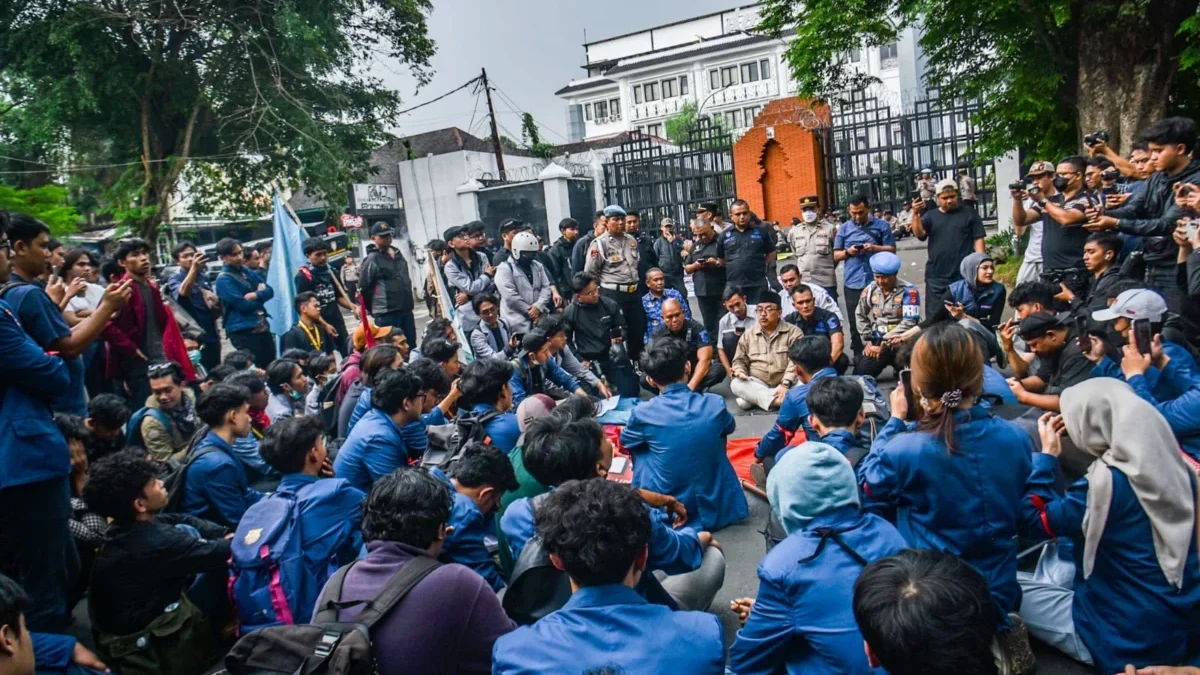 Demo Mahasiswa Kembali Bergulir di DPRD Jabar, Sorot Isu Karhutla hingga MBG Massa aksi dari berbagai kampus di Bandung menggelar unjuk rasa di depan DPRD Jabar, Jalan Diponegoro, Kota Ba