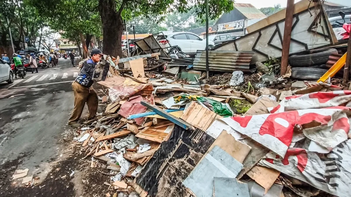 Pemkot Bandung Tertibkan 66 Bangunan PKL di Balong Gede, Pedagang Diberi Waktu Bongkar Mandiri Petugas Gober membersihkan sisa puing bangunan semi permanen milik pedagang kaki lima (PKL) usai penertiban di