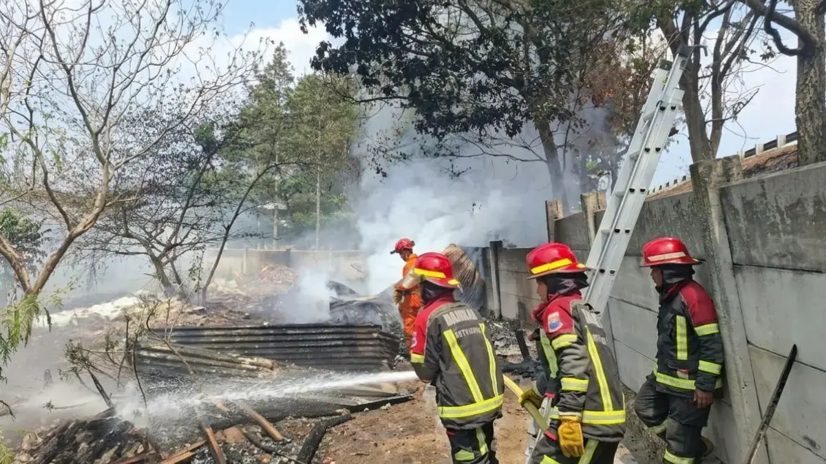 Diduga Lalai Bakar Sampah, TPS di Cimahi Utara Dilalap Api Petugas Pemadam Kebakaran Kota Cimahi saat Memadamkan Api di Kawasan TPS (Doc. Damkar Kota Cimahi)