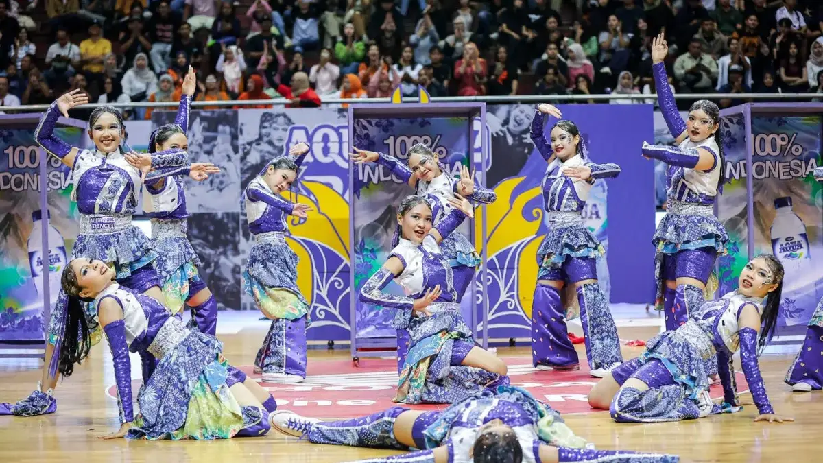 Batik selama ini lekat dengan berbagai momen formal. Namun di panggung AQUA DBL Dance 2026, kain tradisional t
