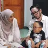 Bupati Bandung Barat Jeje Ritchie Ismail bersama istrinya, Syahnaz Sadiqah saat mengunjungi Ananda Abian Ramad