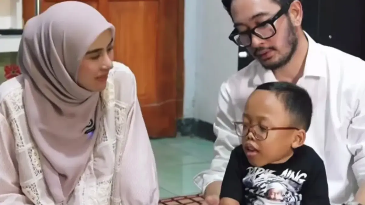 Pemkab KBB Cari Solusi Pengobatan Abian Pengidap Sindrom Morquio Bupati Bandung Barat Jeje Ritchie Ismail bersama istrinya, Syahnaz Sadiqah saat mengunjungi Ananda Abian Ramad