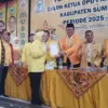 Yuslita Sumartini Bilqis ketika menyerahkan dokumen syarat pendaftaran untuk pencalonan Ketua DPD Partai Golka