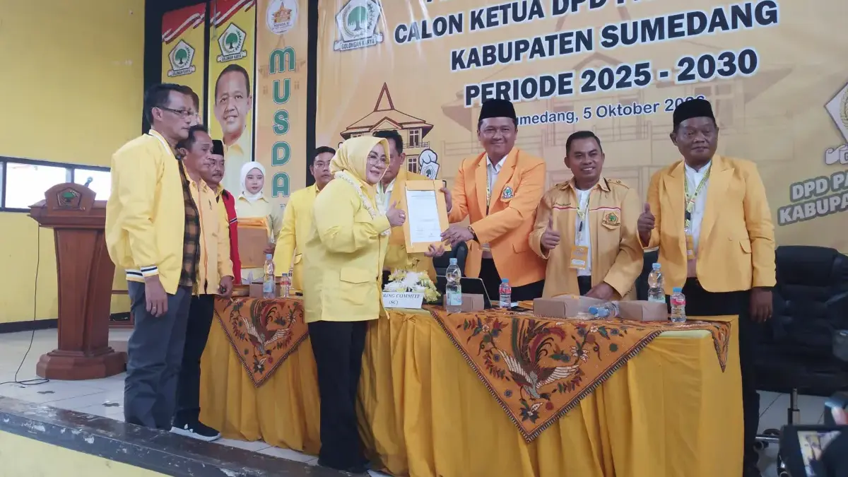 Yuslita Bilqis Resmi Daftar Calon Ketua Golkar Sumedang untuk Musda XI, Diantar 26 PK Pendukung Yuslita Sumartini Bilqis ketika menyerahkan dokumen syarat pendaftaran untuk pencalonan Ketua DPD Partai Golka