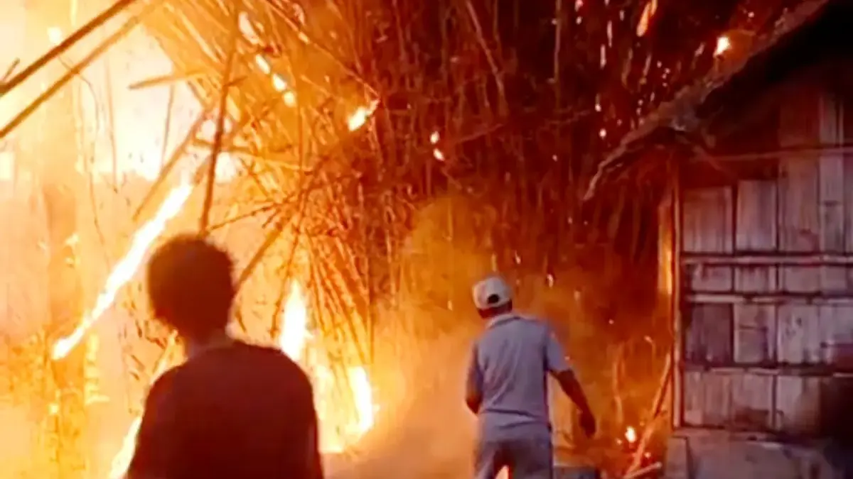 Bakar Sampah Berujung Hanguskan Kios Pandai Besi di Cintawana-Tasikmalaya, Kerugian Capai Puluhan Juta Bakar Sampah Berujung Hanguskan Kios Pandai Besi di Cintawana-Tasikmalaya, Kerugian Capai Puluhan Juta