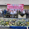 Polres Banjar bersama Forkopimda memusnahkan ribuan botol miras hasil Operasi Antik Lodaya 2026 baru-baru ini