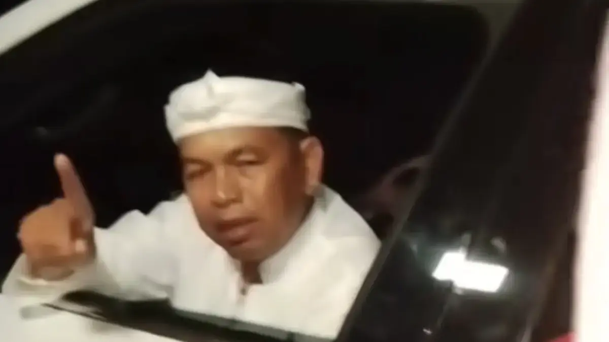 Gubernur Jabar Dedi Mulyadi saat menegur beberapa warga Dusun Sidamukti, Desa Cintajaya, Kecamatan Lakbok, Kab