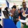 Pembeli mengunjungi tempat produk usaha Jabar di Pameran Internasional.