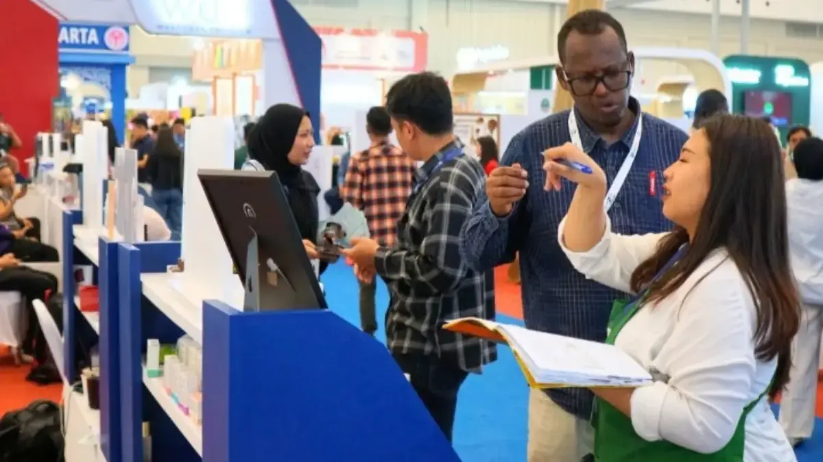 Pembeli mengunjungi tempat produk usaha Jabar di Pameran Internasional.