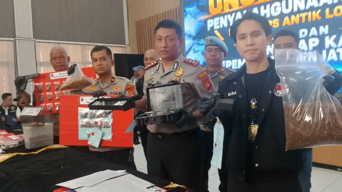 Polres Cimahi saat Mengamankan Barang Bukti 1Kg Tembakau Sintetis dan Senpi (mong)