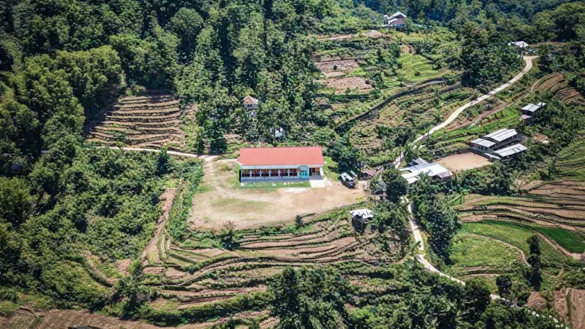 Berdiri Jauh dari Permukiman, Gerai KDKMP Situwangi Dibangun di Atas Bukit