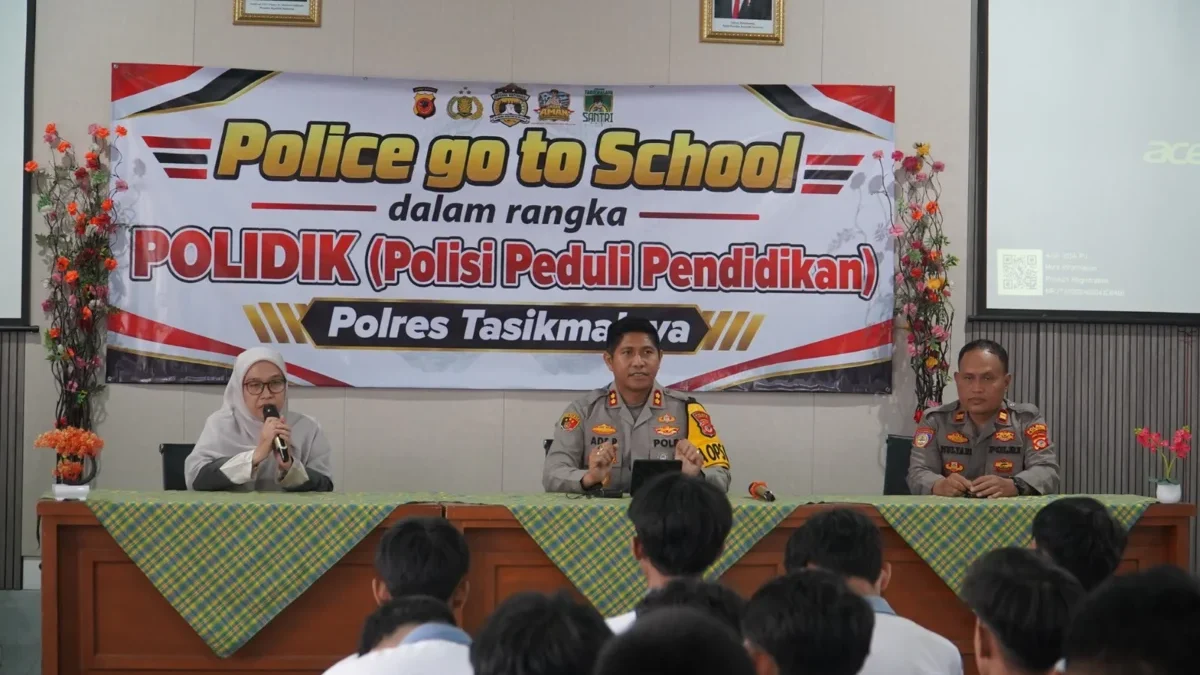 Tawuran, Bullying hingga Judi Online Intai Pelajar, Kapolres Tasikmalaya Turun Tangan Kapolres Tasikmalaya AKBP Ade Papa Rihi saat memaparkan materi/ Foto: Humas Polres