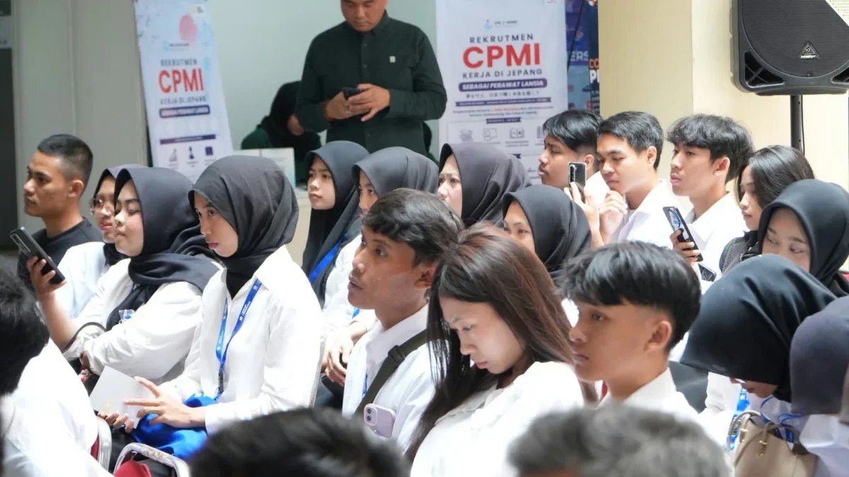 Ribuan pelamar kerja sedang mengikuti pelaksanaan Sumedang Job Fair 2026 di Gedung Sumedang Creative Center pa