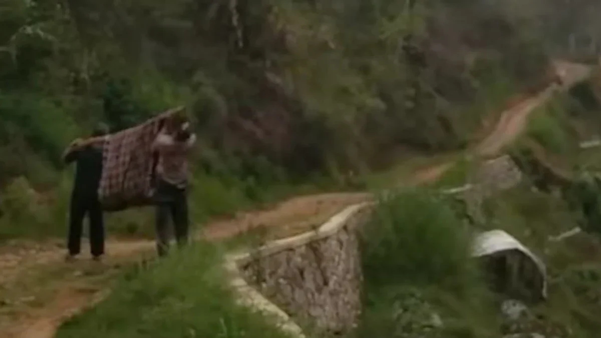 Viral! Pasien Kanker Otak di Cililin Terpaksa Ditandu Lewati Jalan Rusak Dua warga bergotong royong menandu seorang pasien melewati jalan rusak dan terjal di Kampung Cicapeu, Desa Kid