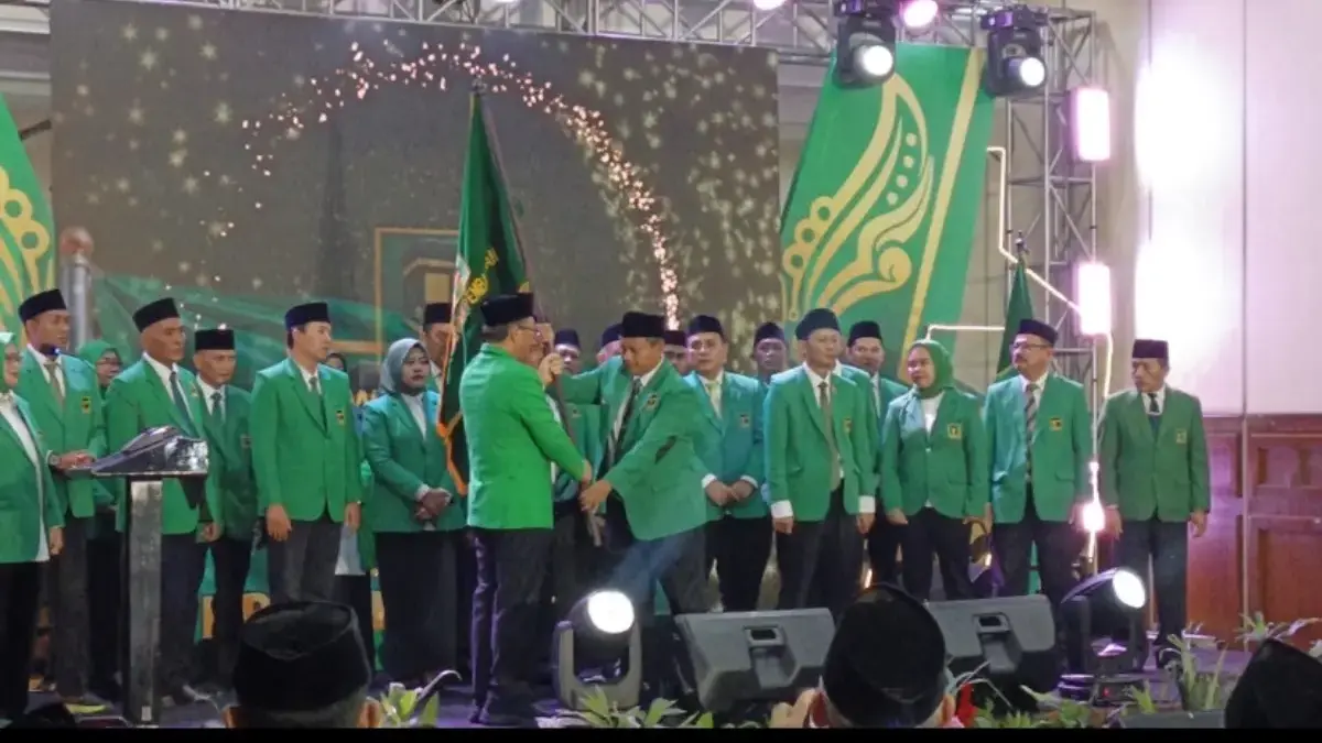PPP Lantik Uu Ruzhanul Jadi Ketua DPD Jabar Dok. Ketua DPP PPP, Muhamad Mardiono saat melantik Uu Ruzhanul Ulum sebagai ketua DPD PPP Jawa Barat untuk Per