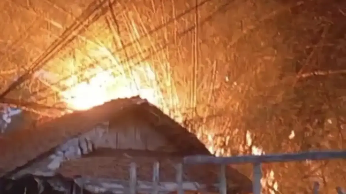 Api Lahap Rumpun Bambu dan Pandai Besi di Singaparna, Lalu Lintas Tasikmalaya–Garut Terganggu Kebakaran Hebat di Cintawana, Dapur Bambu dan Bangunan Pandai Besi Dilalap Api
