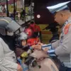 Kampanye Lalulintas Unik, Satlantas Polres Tasikmalaya Beri Hadiah Anak Pakai Helm