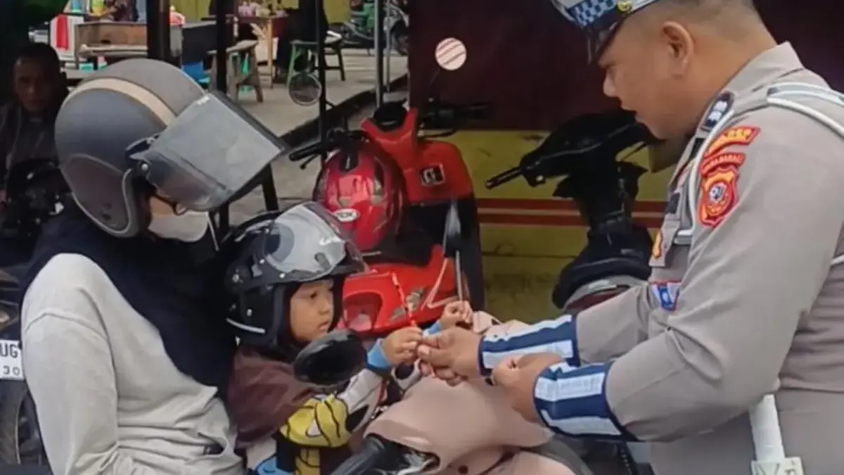 Kampanye Lalulintas Unik, Satlantas Polres Tasikmalaya Beri Hadiah Anak Pakai Helm