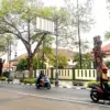 Nampak dua pohon di depan PN Kota Bandung dipangkas habis. (son)