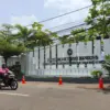 Warga menggunakan sepeda motor melintas di Pengadilan Tinggi Bandung, Jalan Cimuncang, Kota Bandung, Kamis (1/